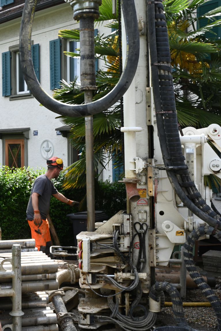 Bohrung für Erdwärmesonde mit Spezialbohrgerät auf Baustelle